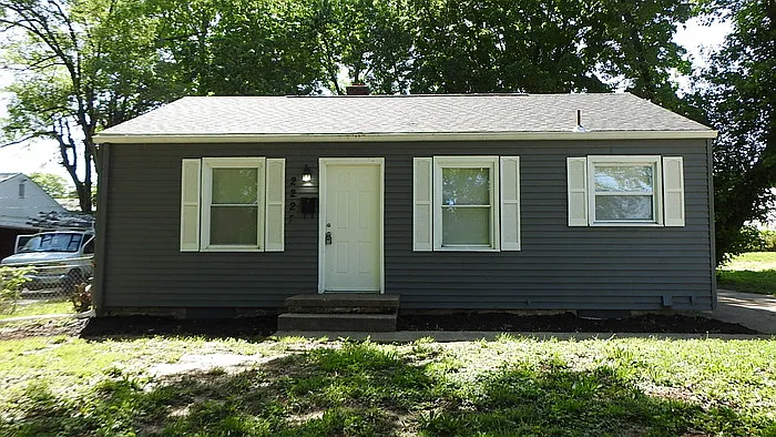 2222 S Overton Ave — Photo 2
