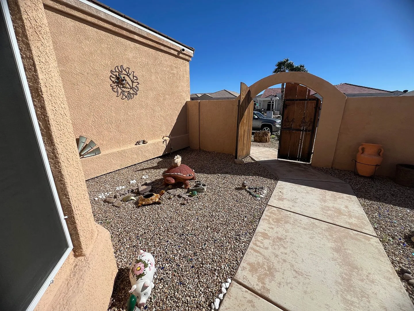 Beautiful 3C Garage Home on Golf Course — Photo 3