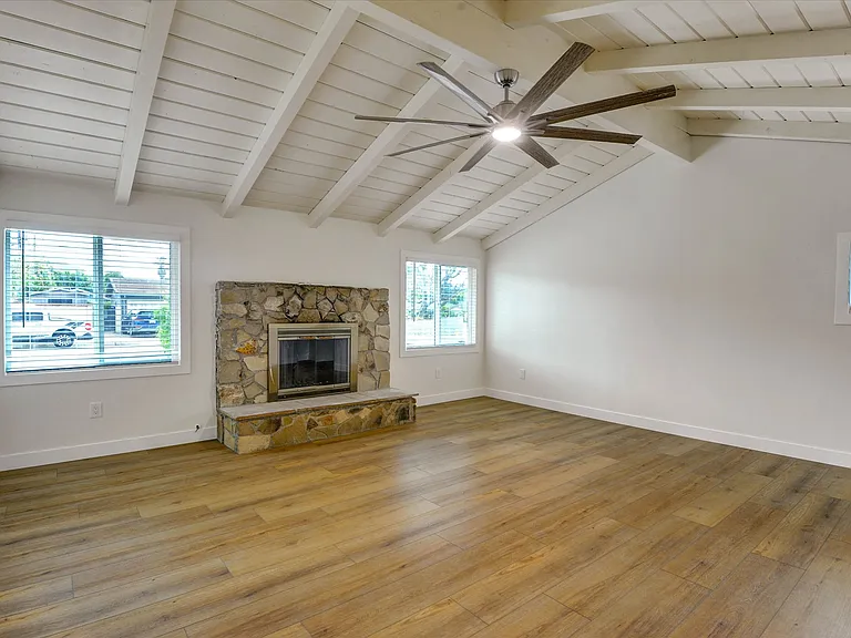 515 Crestview Dr — Photo 10