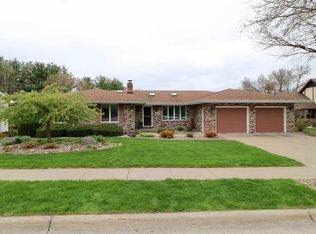 3070 Castle Woods Ln, Dubuque, IA 52001