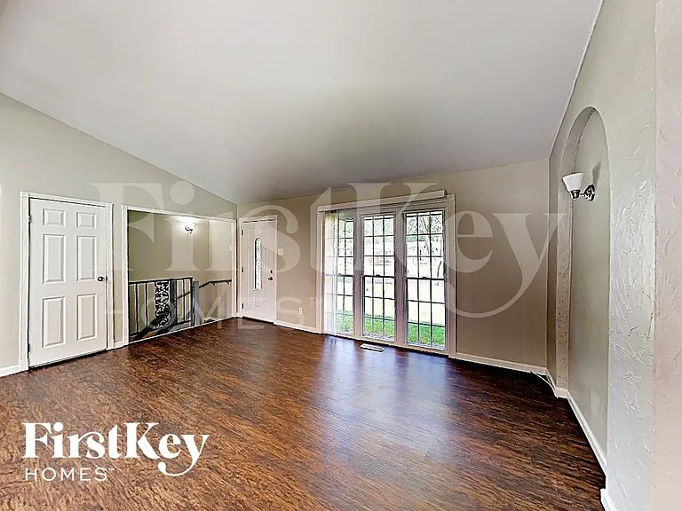 8 Deerpath Dr — Photo 4