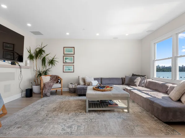 121 The Promenade image 3 of 26