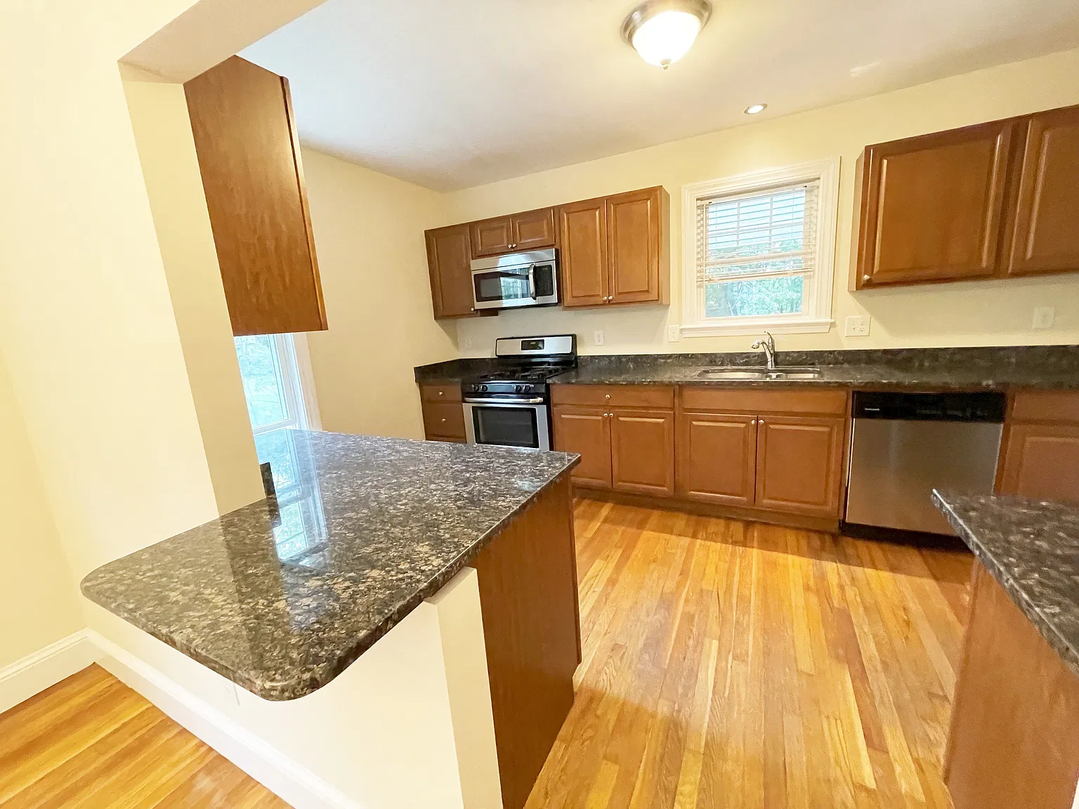 3 bed, 1.5 bath, 1100 sqft, $3,600 — Photo 2