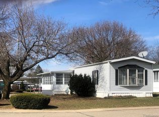 107 Pine Dr, Jonesville, MI 49250