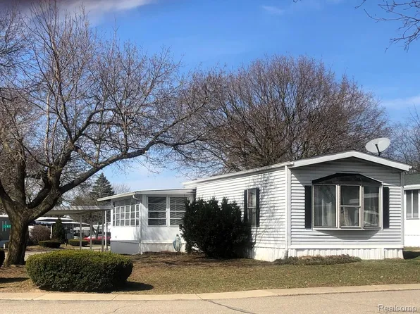 107 Pine Dr, Jonesville, MI 49250