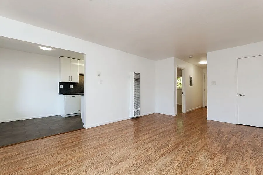 370 Staten Avenue — Photo 2