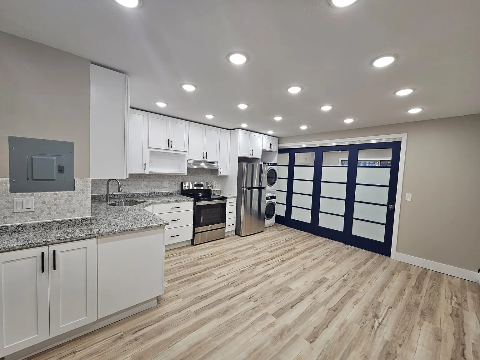 Studio, 700 sqft, $1,375 — Photo 2