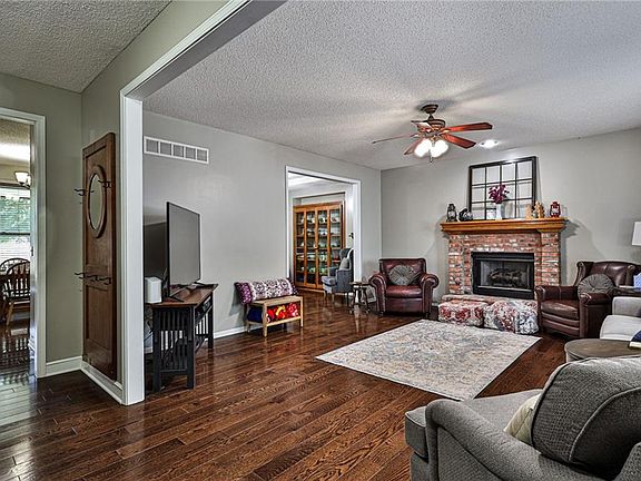 5th image of 804 SW Bishop Ct