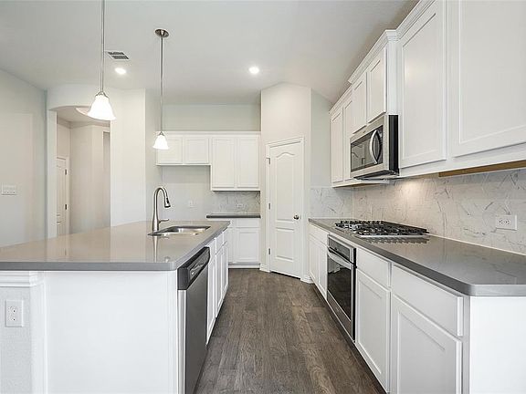 3rd image of 1004 Red Oak Dr