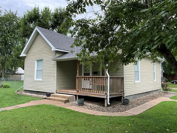 300 W Maple St, Gillespie, IL 62033