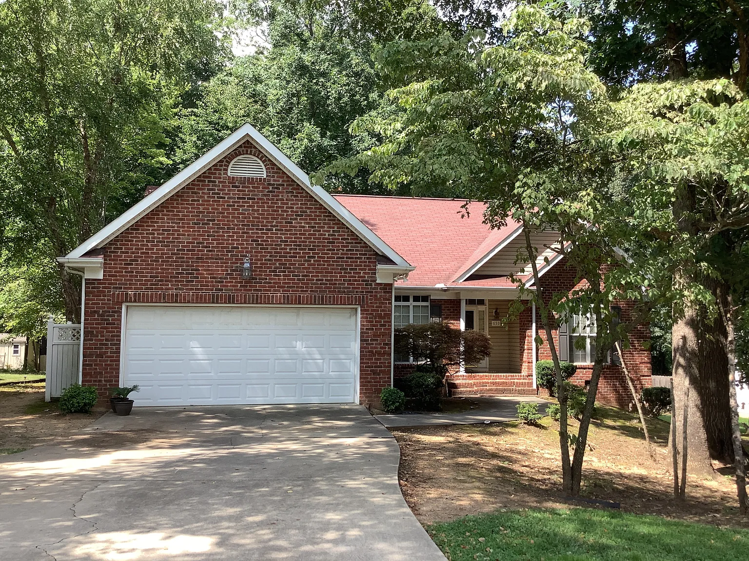 3 bed, 2.0 bath, 1660 sqft, $2,105 — Photo 1