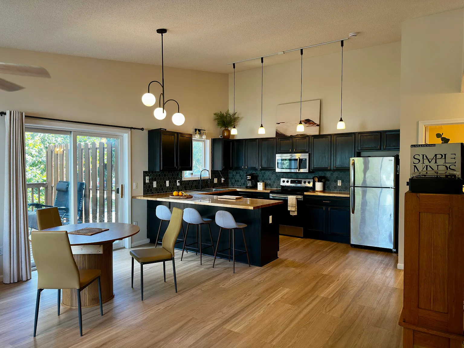 3 bed, 2.5 bath, 1300 sqft, $2,550 — Photo 2