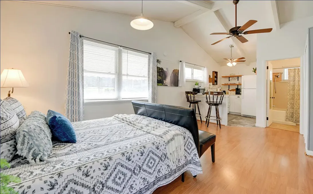 Studio, 300 sqft, $975 — Photo 4
