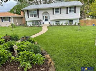 5001 Cresthaven Dr, Lincoln, NE 68516