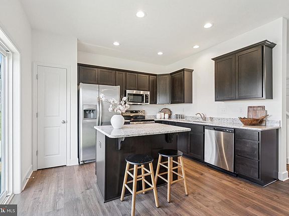 5th image of 3700 Castle Dr #271