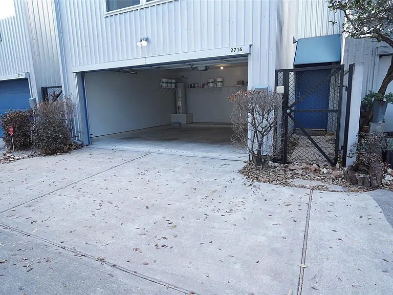 2716 Chenevert St — Photo 24