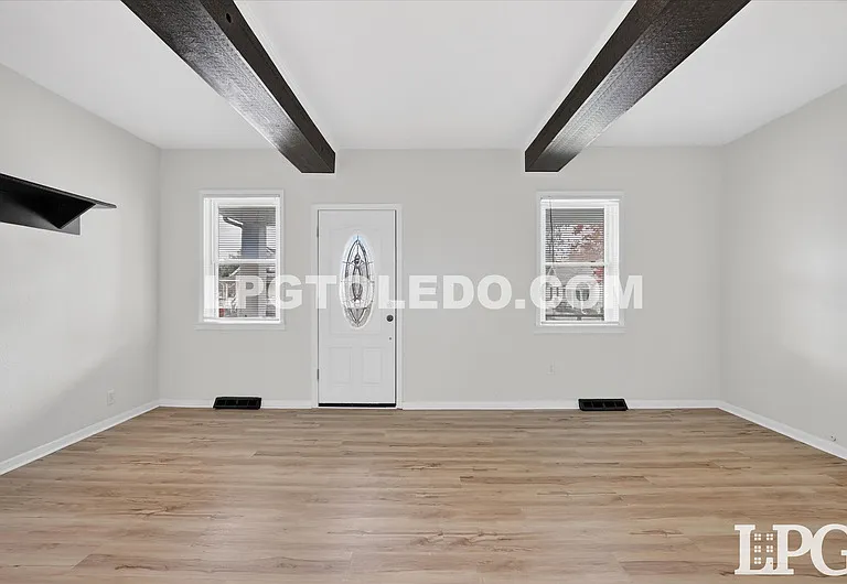 921 Berry St — Photo 8