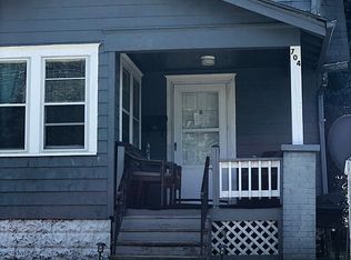 704 Lovers Ln, Akron, OH