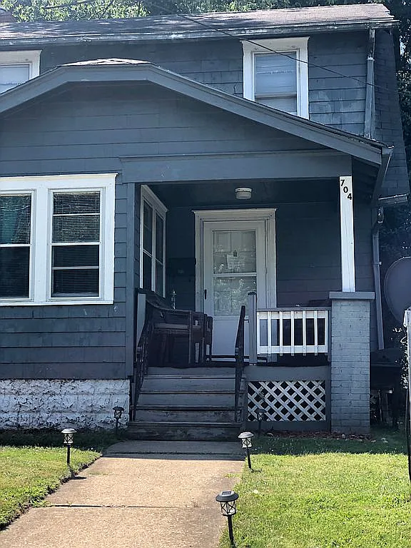 704 Lovers Ln photo 1