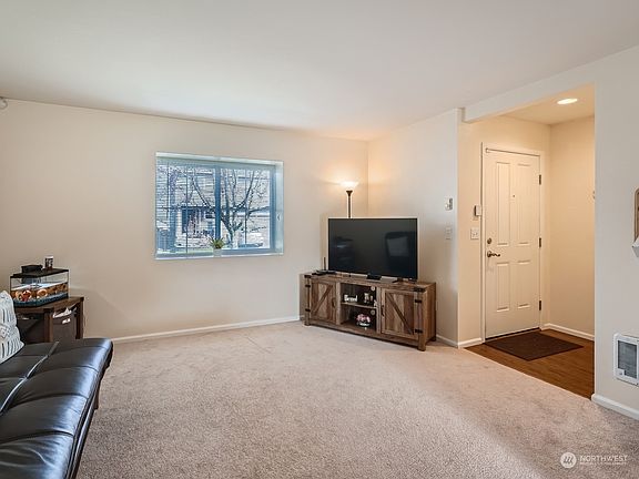 Nice large Living Room. >