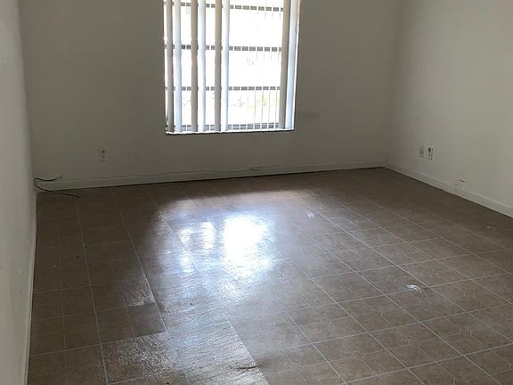 4th image of 4007 N University Dr #106