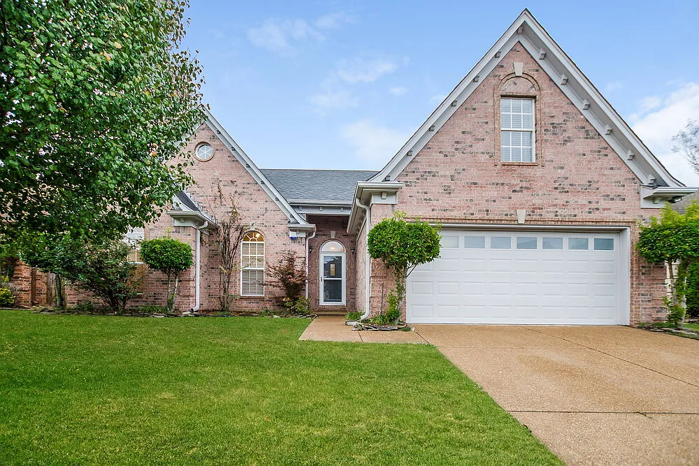 4 bed, 2.0 bath, 1834 sqft, $3,030 — Photo 1