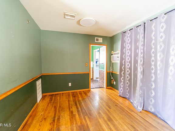 5th image of 7435 Corbin Ave