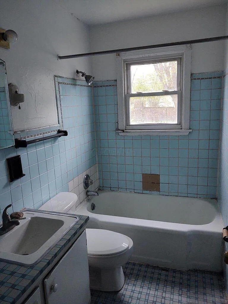 3 bed, 1.0 bath, 1023 sqft, $1,710 — Photo 2