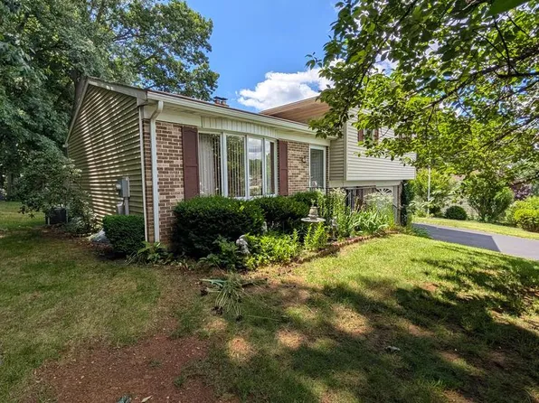 389 Oakwood Dr, Seven Valleys, PA 17360