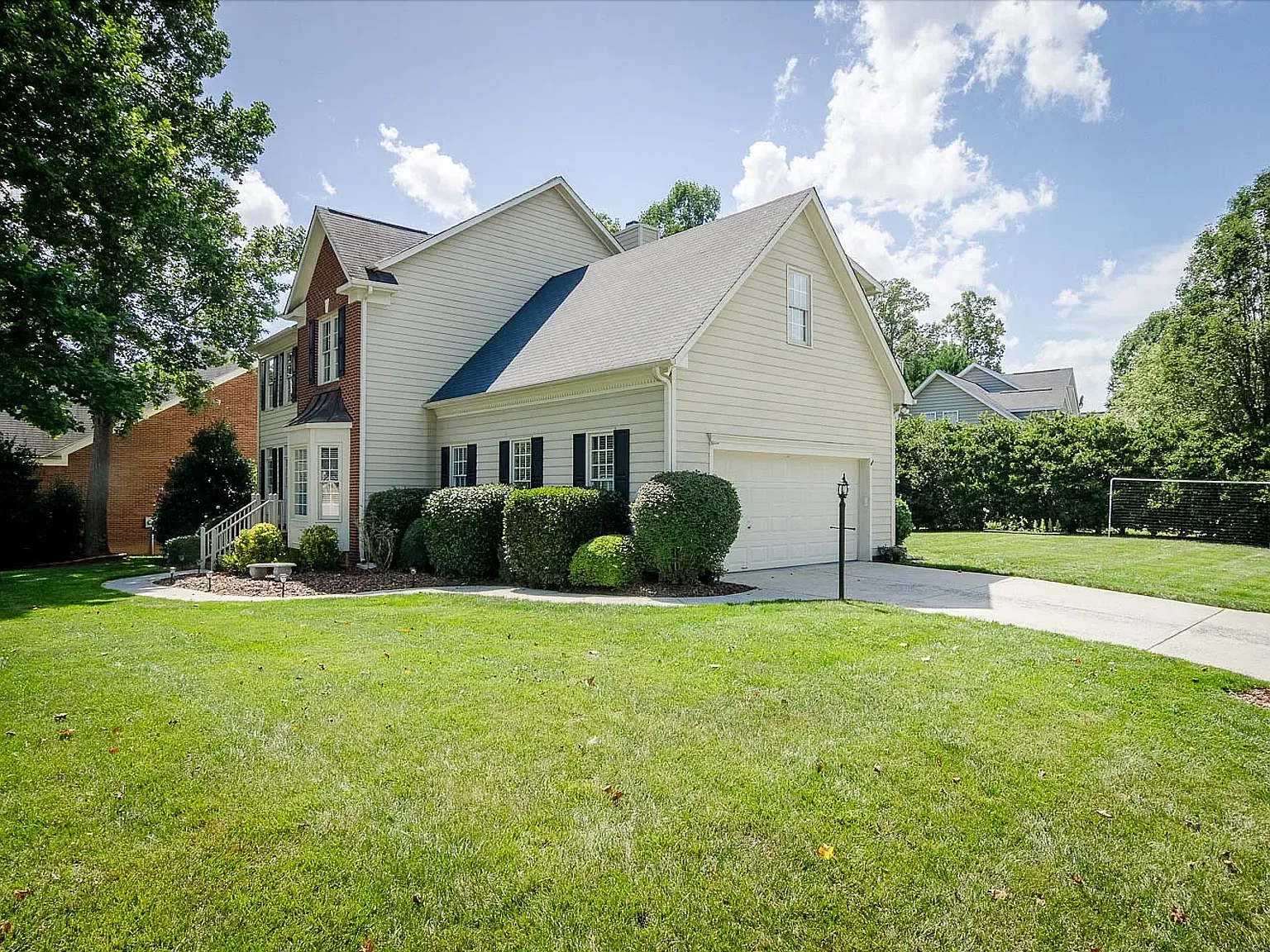 4 bed, 2.5 bath, 2732 sqft, $2,795 — Photo 2
