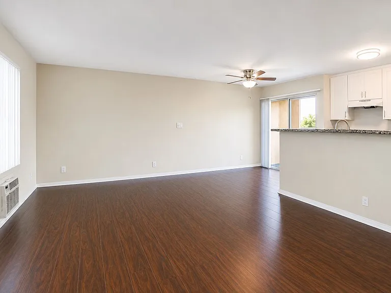 Reseda Gardens Apartments — Photo 5