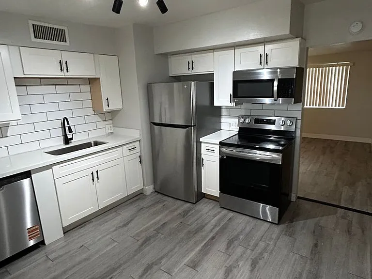 MOVE IN SPECIAL! $0 DEPOSIT OAC — Photo 29