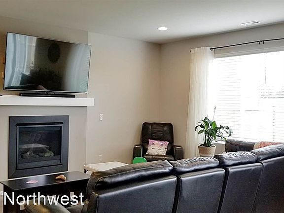 3rd image of 6936 Honeylocust Ct NE