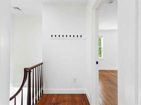 5th image of 128 Sheldon St