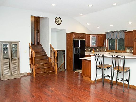 5th image of 48 Brainard Rd