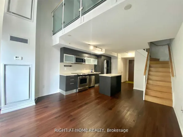 386 Yonge St, Toronto, ON
