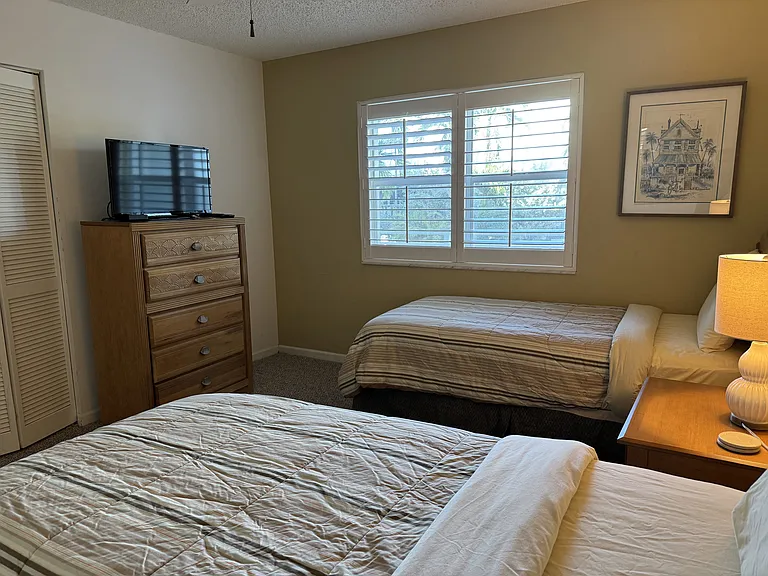 Guest bedroom with twin beds.