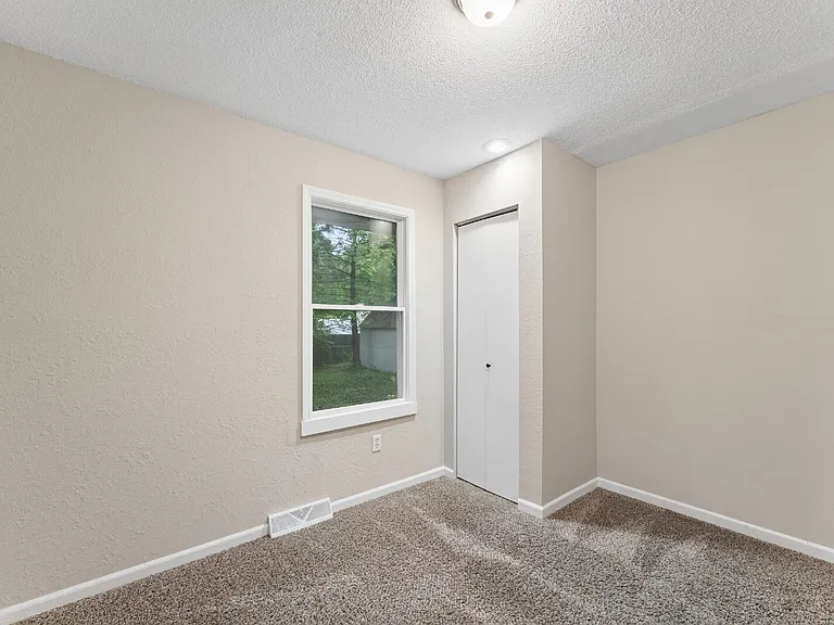 416 SE Claremont St — Photo 22