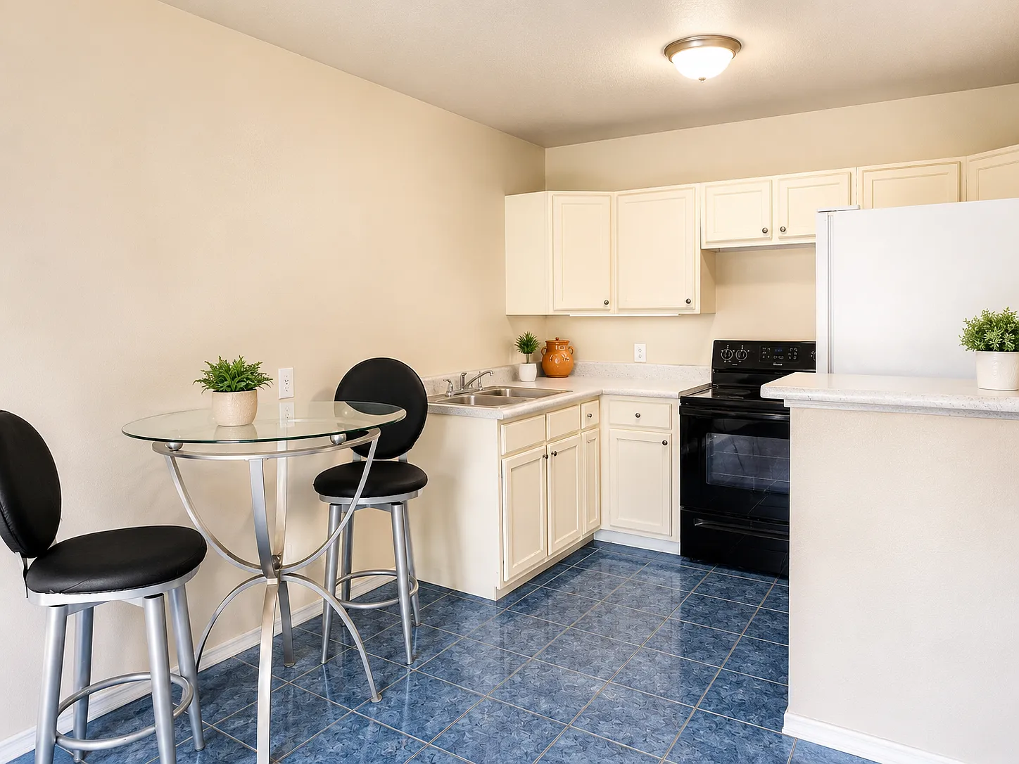2 bed, 766 sqft, $1,050 — Photo 3