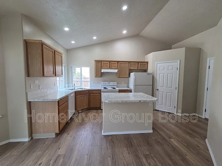 378 E Washakie St — Photo 2
