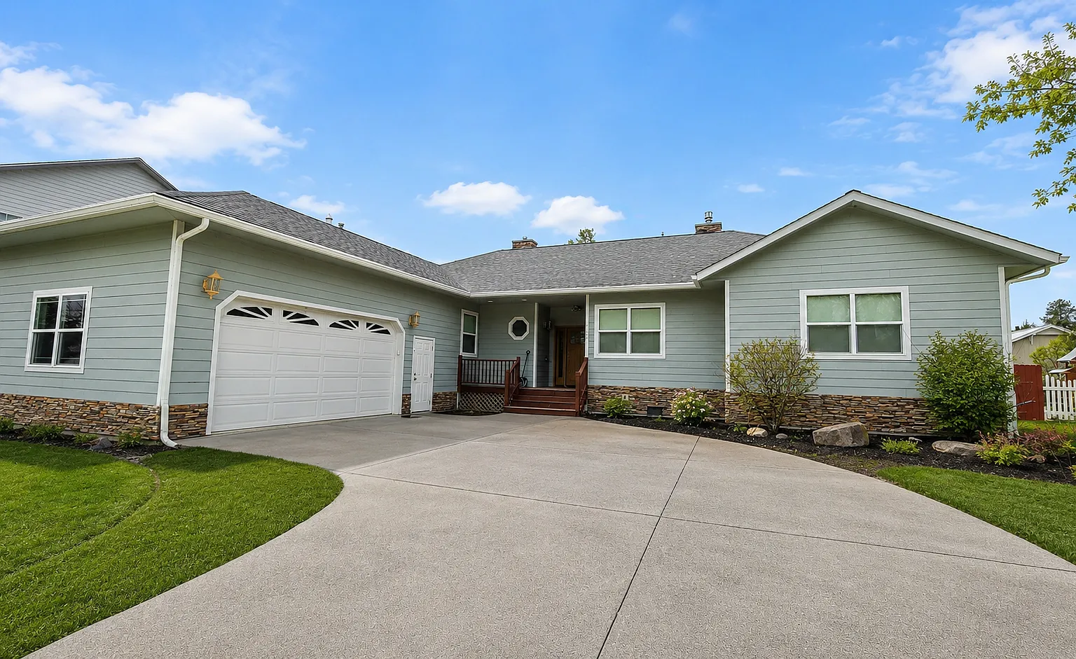 3 bed, 2.5 bath, 2408 sqft, $3,900 — Photo 1