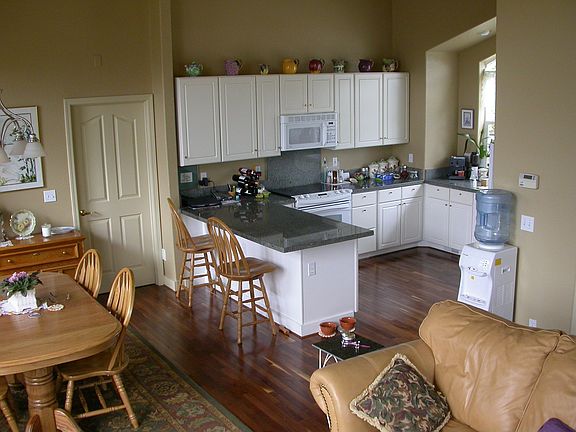 Kitchen, Spacious Work Space, Bright and Cheery