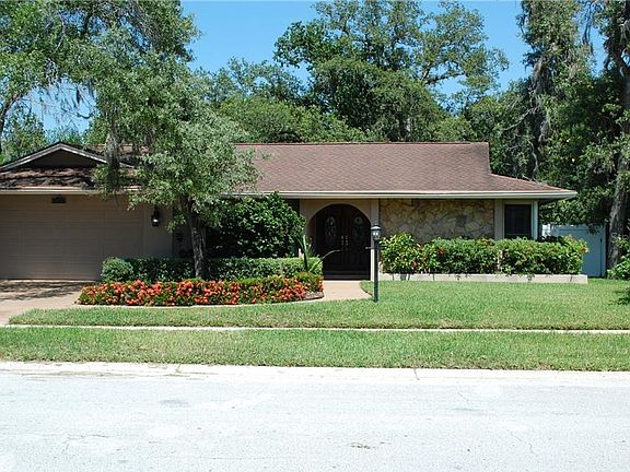 2nd image of 910 Winding Oaks Dr