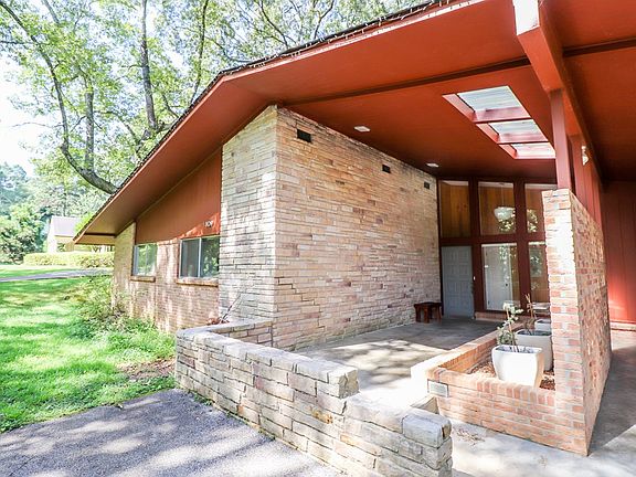 2nd image of 109 Pinecrest Dr