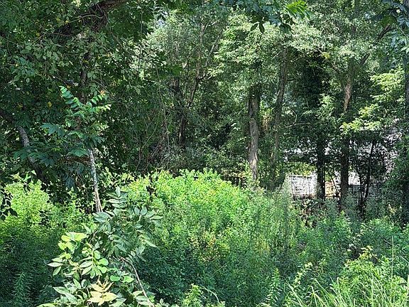 2nd image of 3857 Woodland Dr