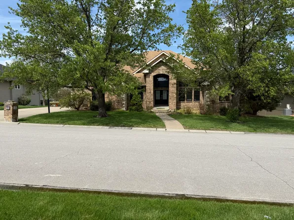 305 E Meadow Ln, Marshall, MO 65340