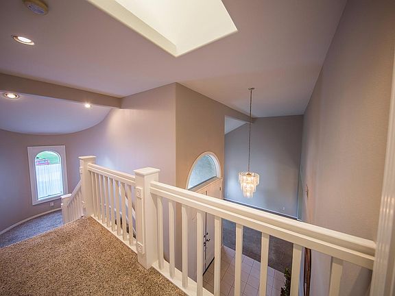 5th image of 643 E Woodhaven Ln