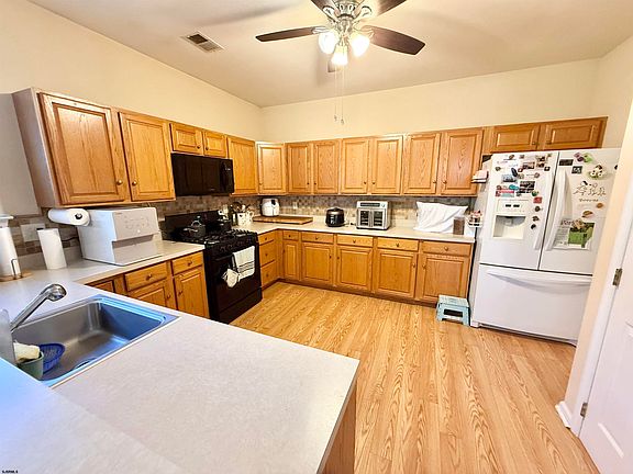 3rd image of 564 Carlisle Ln