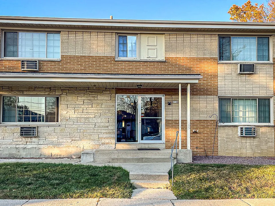 2738 E Bolivar Ave
