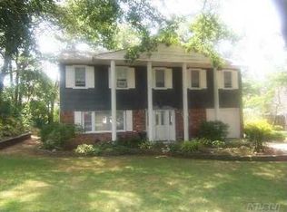22 Wesleyan Rd, Commack, NY 11725